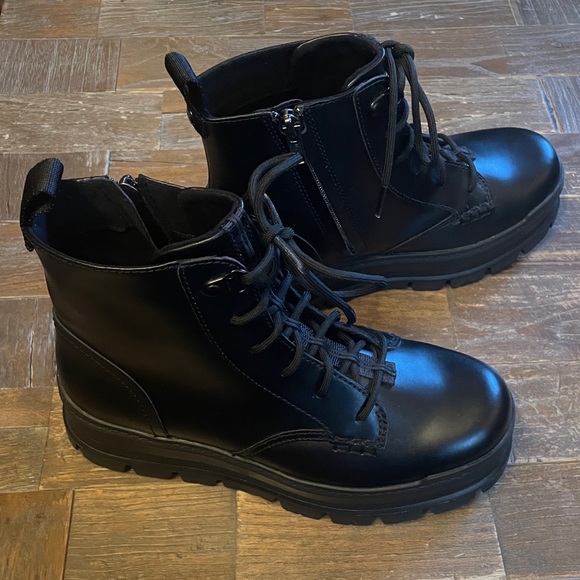 Ugg Sidnee Boots🖤 - Picture 8 of 15